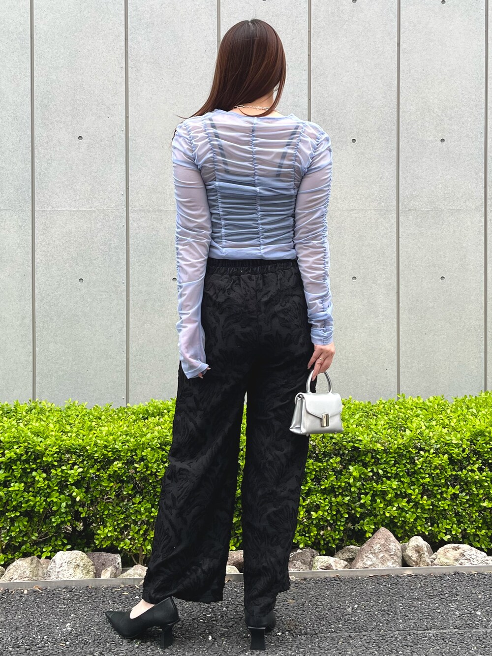 「大人カジュアル、お出かけコーデ、シアートップス、モノトーン、プチプラ、春夏コーデ、シンプルコーデ、きれいめコーディネート、ラクチンコーデ、春めき満開コーデ、大人ファッション、おでかけコーデ、オトナカジュアル、ママコーデ、ママファッション」｜「Settimissimoのチュール シャーリング プルオーバー（Tシャツ/カットソー、ブルー系）」を使った、Settimissimoさん（骨格ウェーブ・レディース・162cm）の春コーディネートの2枚目の写真