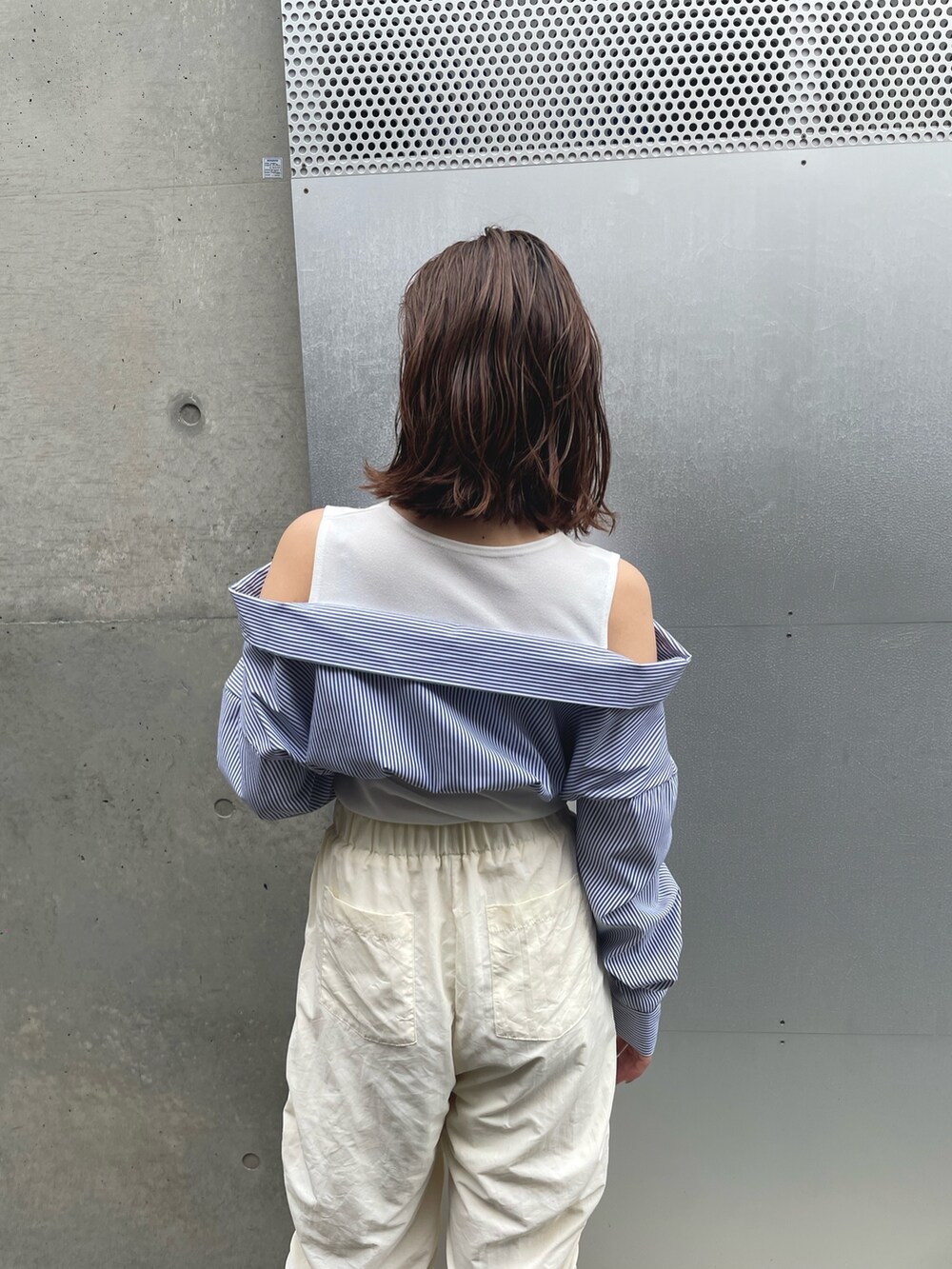 ホワイト系のその他パンツ、ホワイト系のTシャツ/カットソーを着用したレディースの夏コーディネートの5枚目の写真