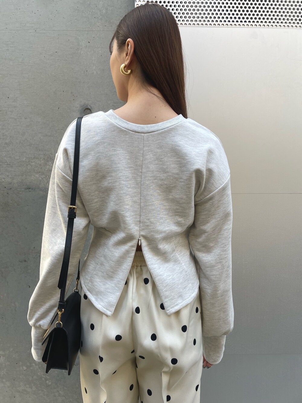 ホワイト系のその他パンツ、グレー系のスウェットを着用したレディースの春コーディネートの4枚目の写真