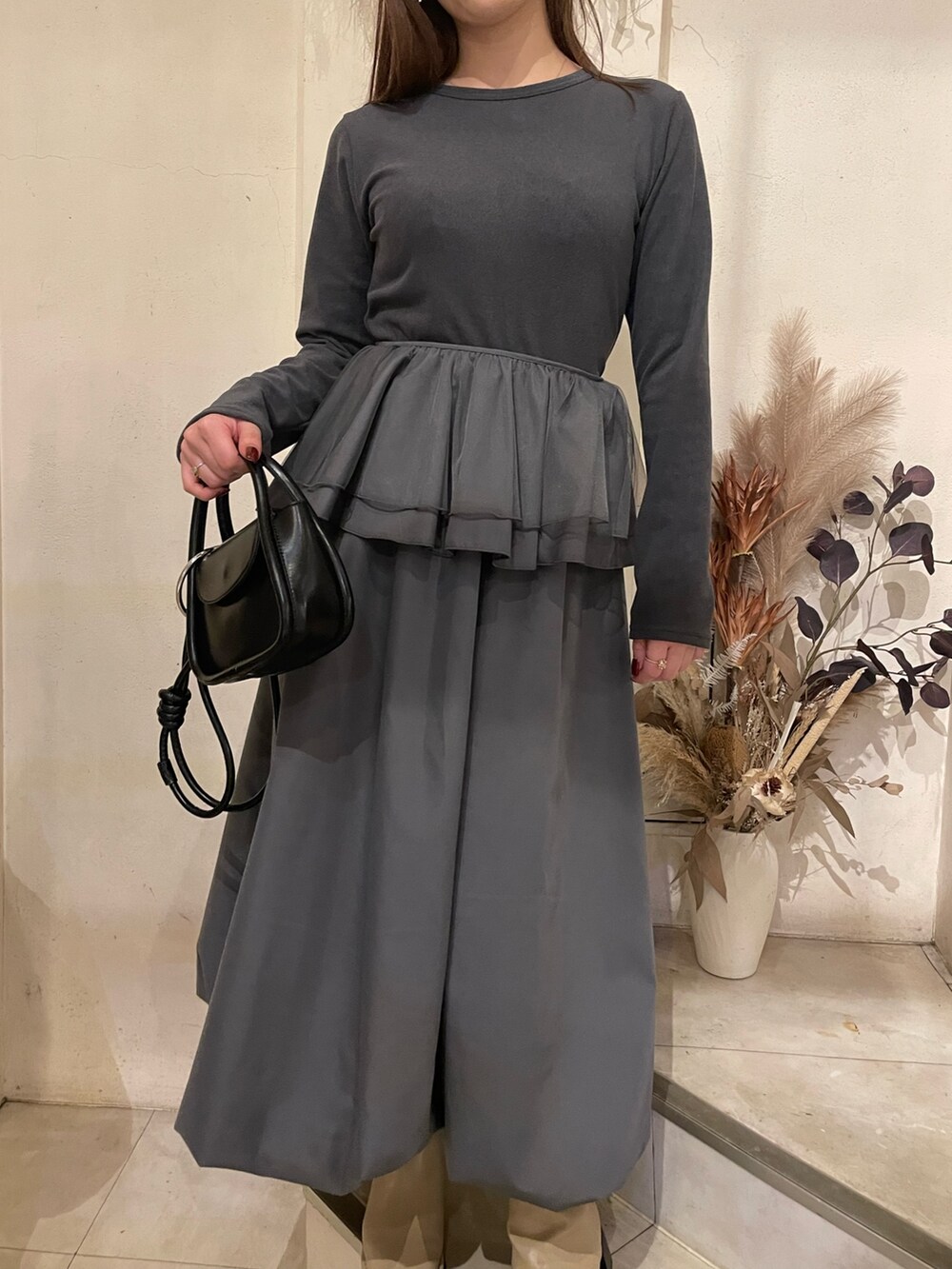 グレー系のワンピースを着用したレディースの秋コーディネートの5枚目の写真