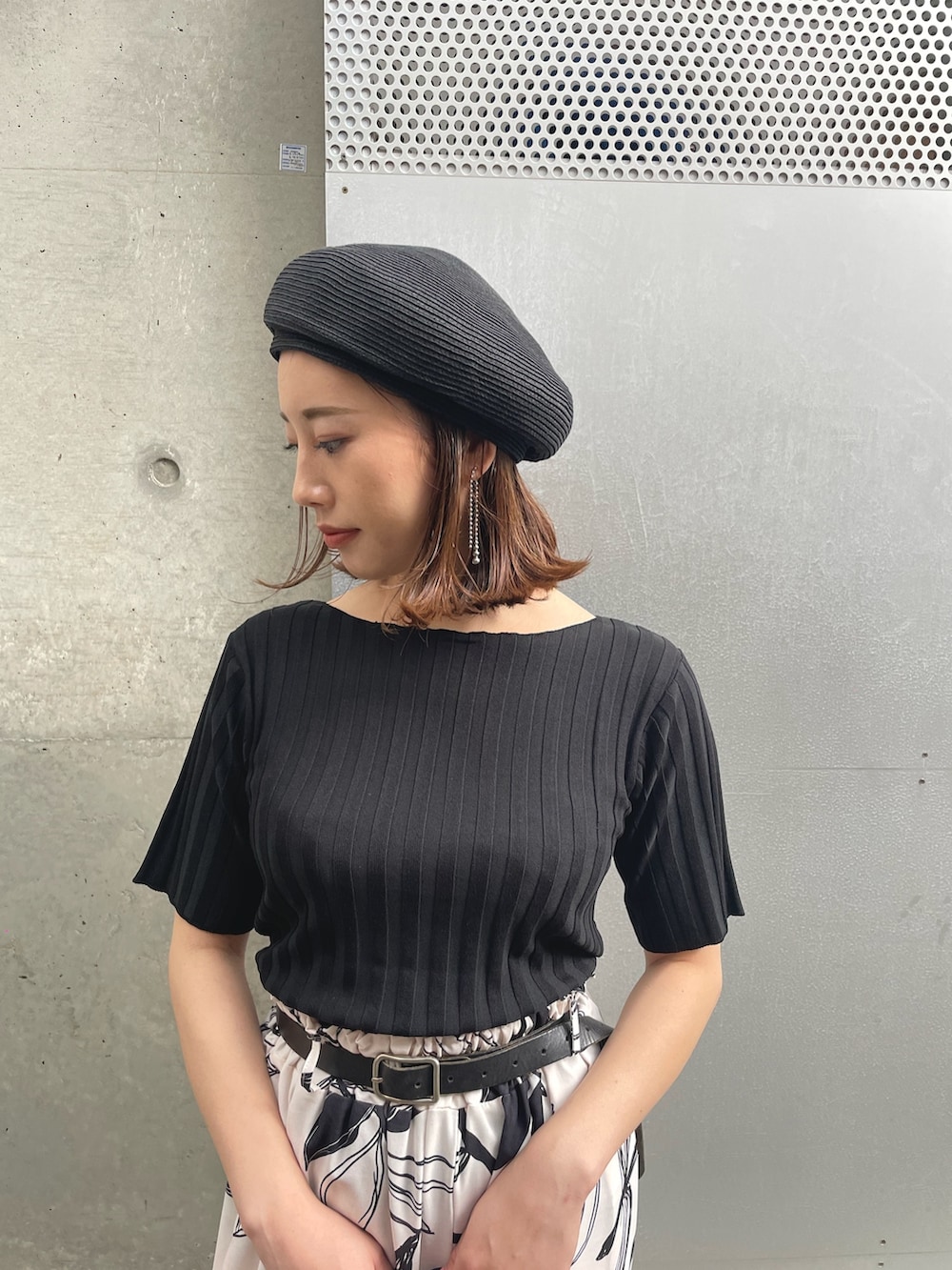 ブラック系のサンダル、ベージュ系のその他パンツ、ブラック系のハンチング/ベレー帽を着用したレディースの春コーディネートの3枚目の写真