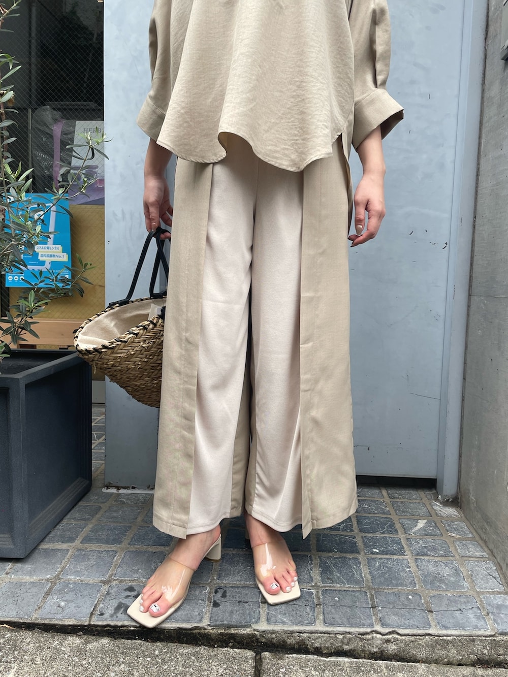 ベージュ系のその他パンツ、ベージュ系のシャツ/ブラウスを着用したレディースの夏コーディネートの4枚目の写真