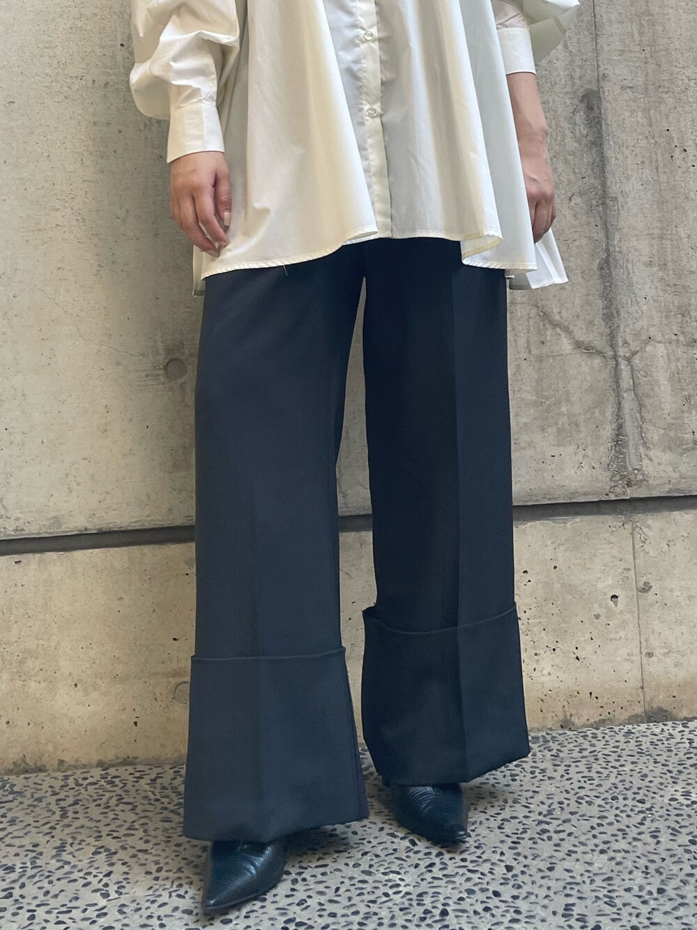 ブラック系のその他パンツを着用したレディースの冬コーディネートの8枚目の写真