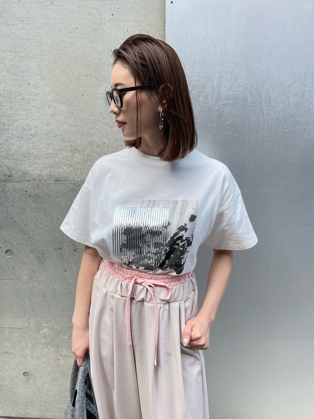 ベージュ系のその他パンツ、シルバー系のトートバッグ、シルバー系のTシャツ/カットソーを着用したレディースの春コーディネートの2枚目の写真