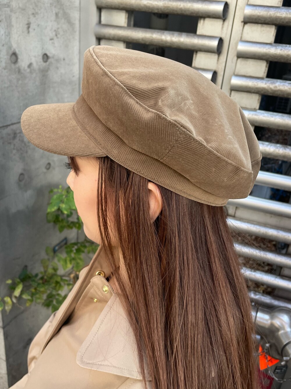 「ファッションを楽しもう、あったかコーデ、オトナ女子、Settimissimo、settimissimo表参道、きれいめカジュアル、おでかけコーデ、ベージュ、ベージュコーデ、秋コーデ、あみあみバッグ、デート/ロマンティック、お買い物、日常、出勤コーデ」｜「Settimissimoのフリルケープ付き カットワンピース オケージョン（ワンピース、グレー系）」を使った、Settimissimoさん（レディース・160cm）の秋コーディネートの10枚目の写真