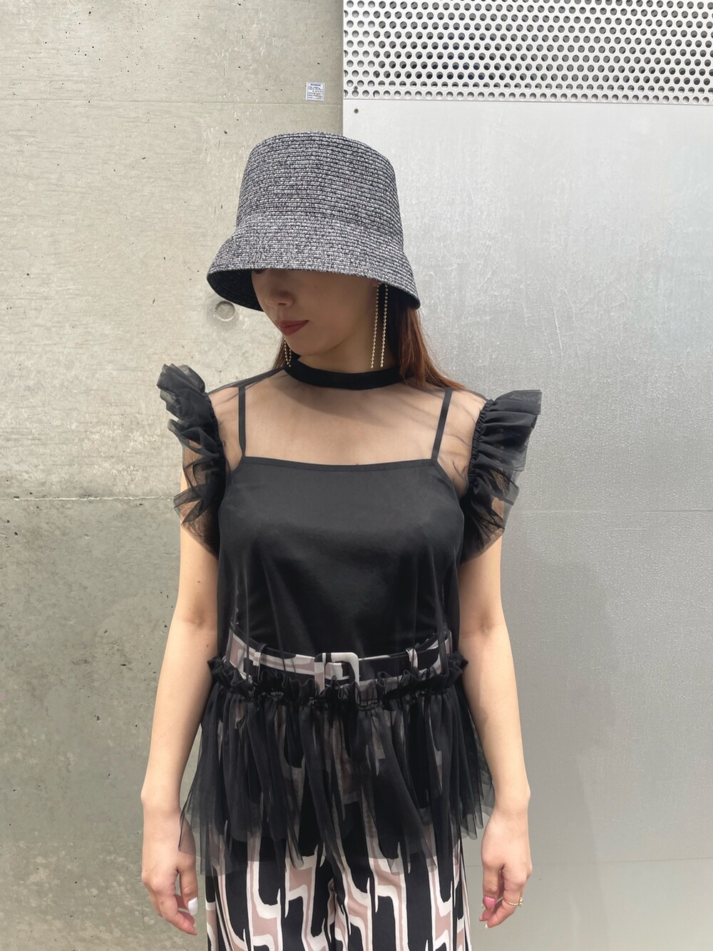 ブラック系のTシャツ/カットソー、ブラック系のその他パンツ、ブラック系のハットを着用したレディースの春コーディネートの2枚目の写真