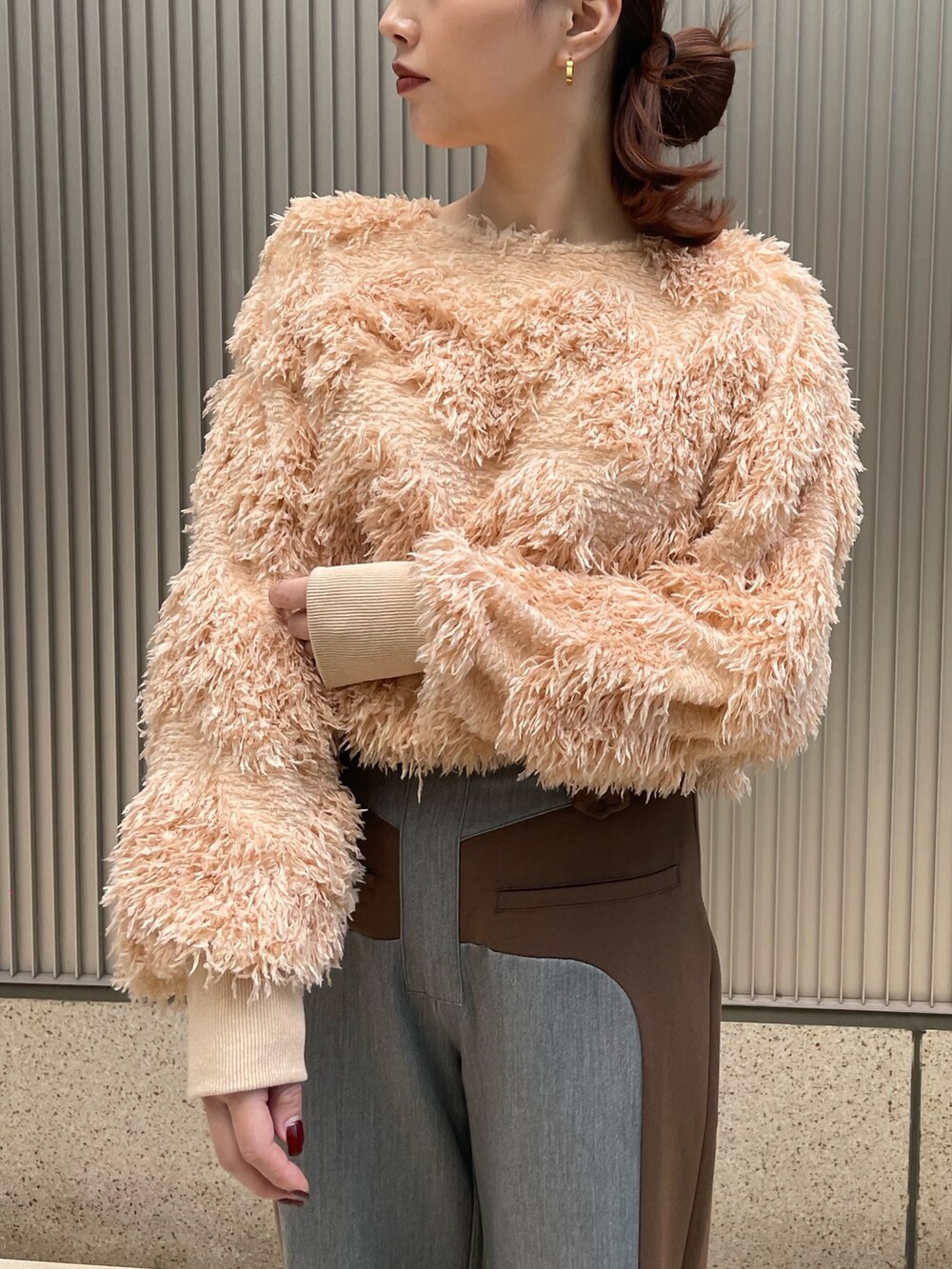 ベージュ系のニット/セーター、イエロー系のその他パンツを着用したレディースの冬コーディネートの8枚目の写真