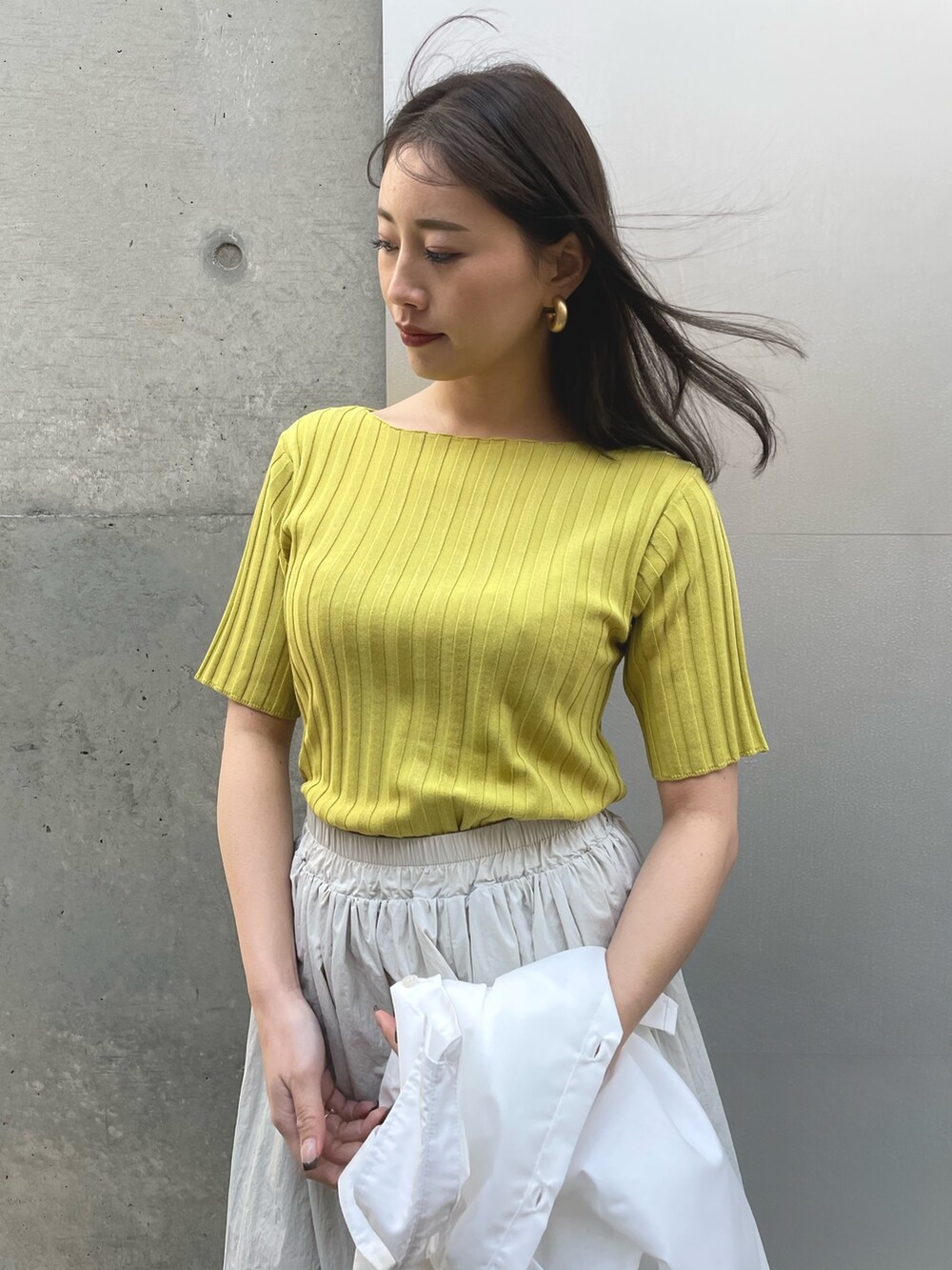 ホワイト系のシャツ/ブラウス、グレー系のスカートを着用したレディースの春コーディネートの4枚目の写真