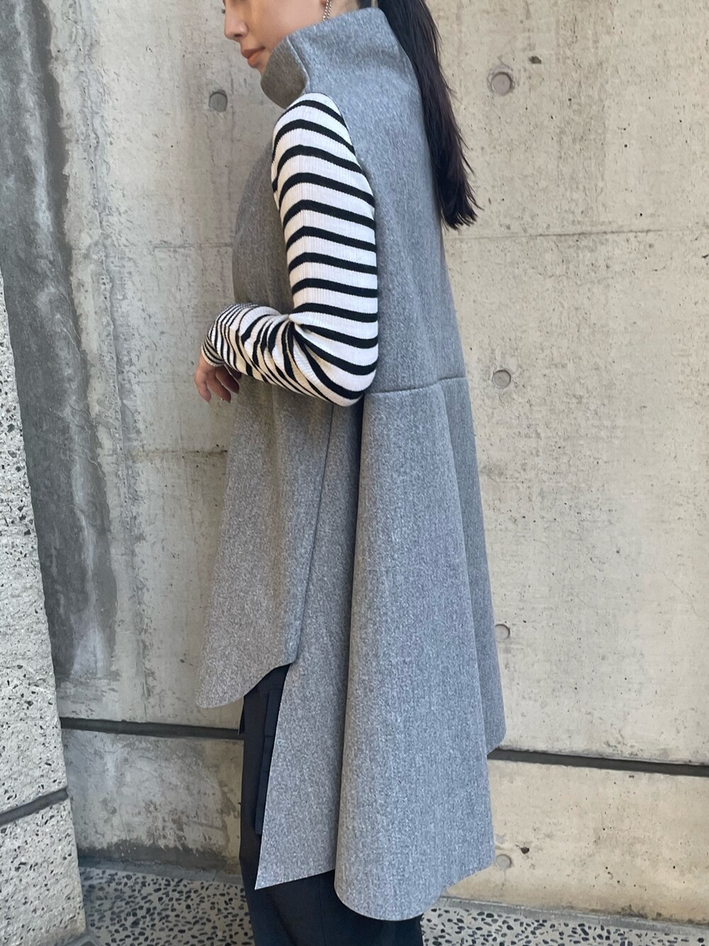 グレー系のベスト、ホワイト系のニット/セーターを着用したレディースの秋コーディネートの10枚目の写真