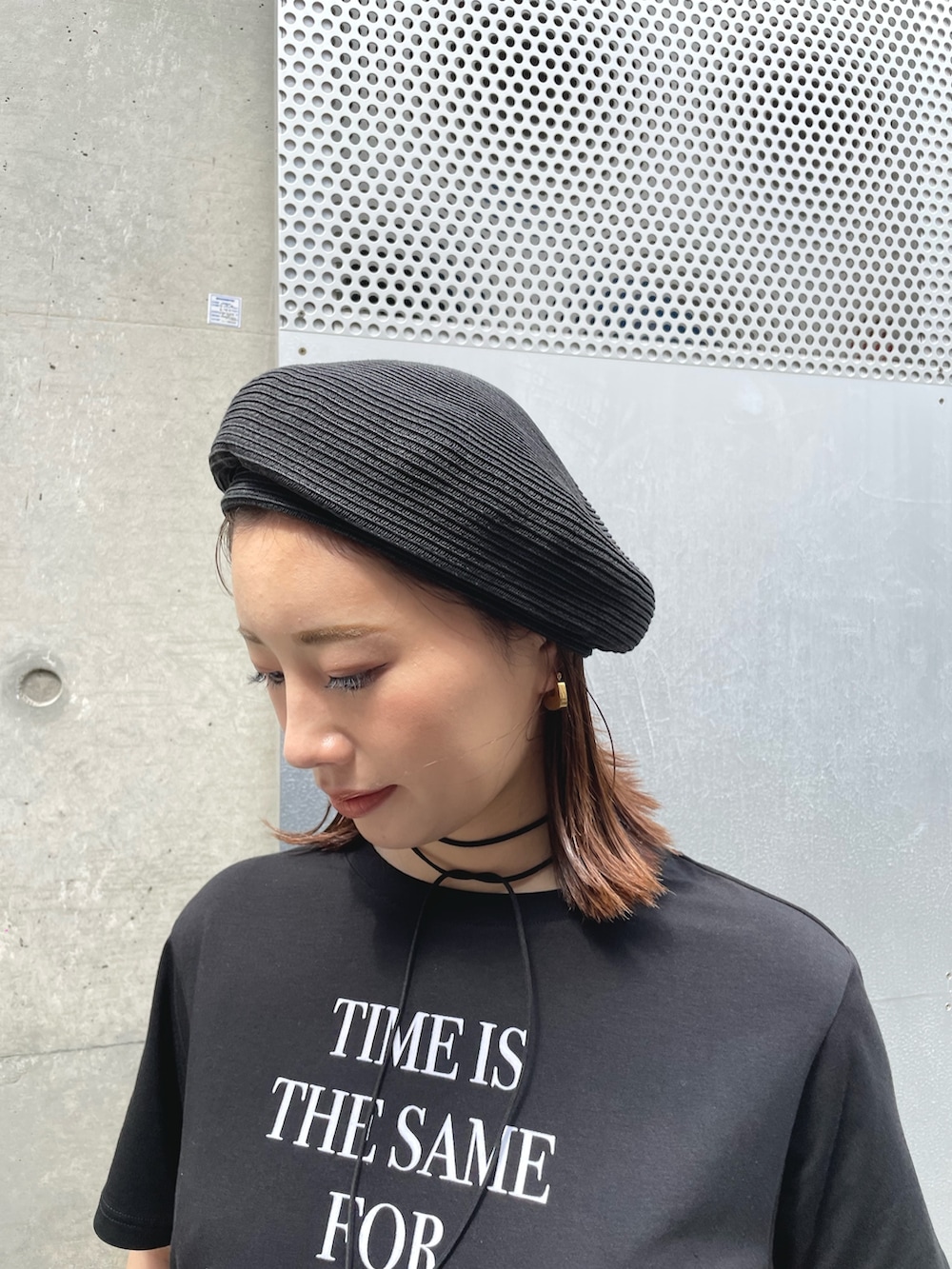 ブラック系のTシャツ/カットソー、ベージュ系のサンダル、ブラック系のハンチング/ベレー帽を着用したレディースの春コーディネートの3枚目の写真