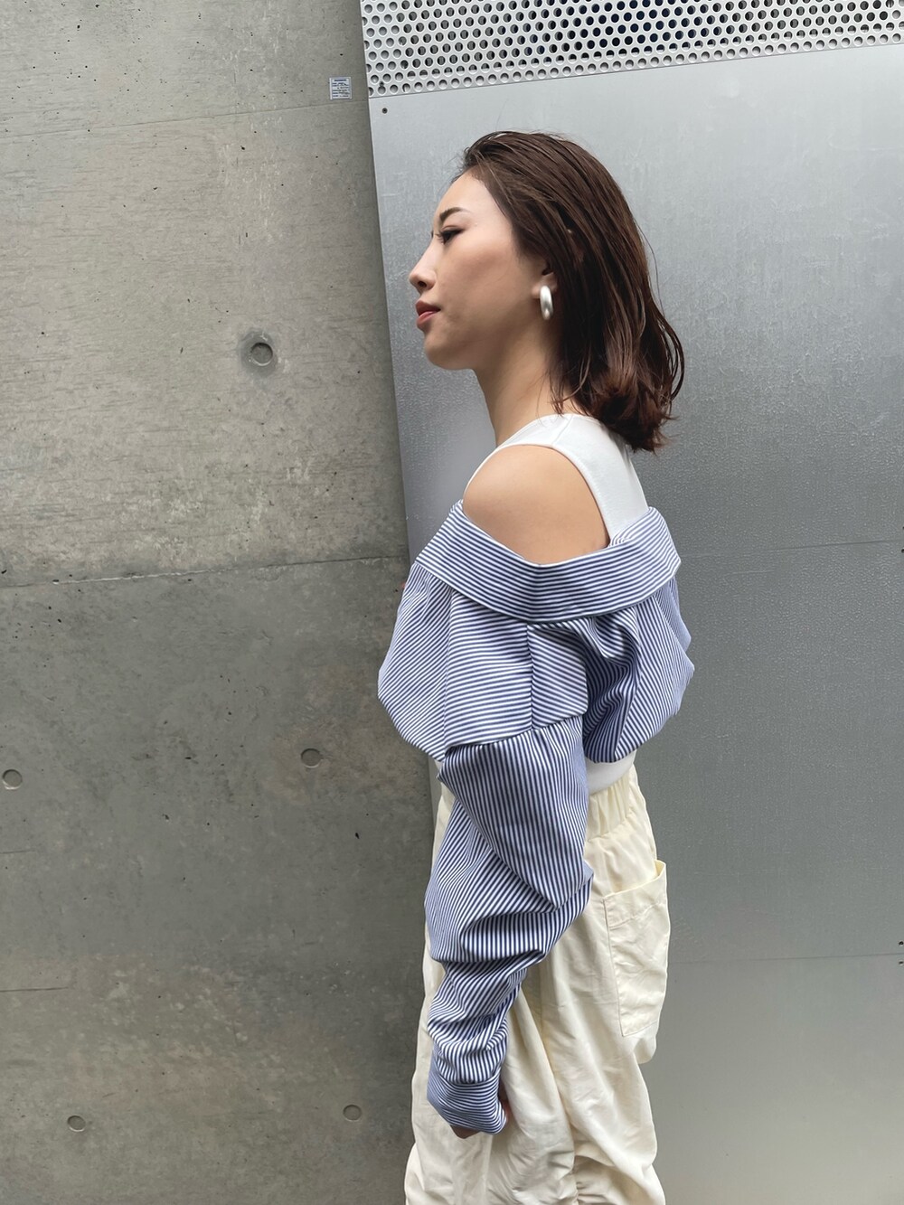 ホワイト系のその他パンツ、ホワイト系のTシャツ/カットソーを着用したレディースの夏コーディネートの4枚目の写真