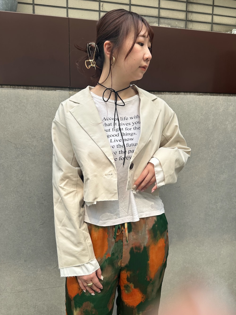 「Settimissimo、ジャケット、春コーデ、春めき満開コーデ、大人カジュアル、春色、スニーカー、キレイめカジュアル、スニーカー女子、カラーコーデ」｜「Settimissimoの布帛 レイヤード ツイル ショート ジャケット（テーラードジャケット、ホワイト系）」を使った、Settimissimoさん（骨格ウェーブ・レディース・163cm）の春コーディネートの2枚目の写真