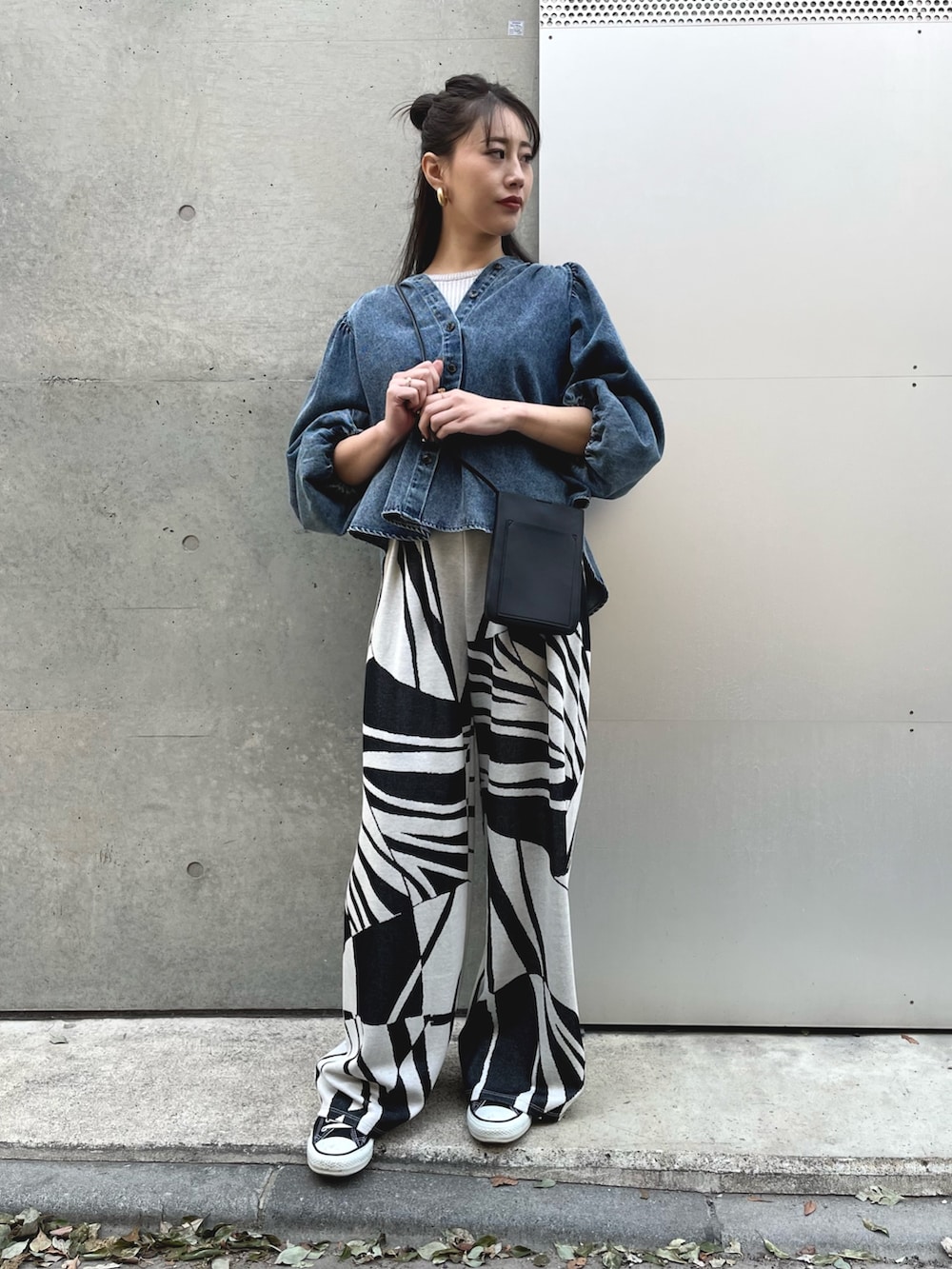 ブルー系のシャツ/ブラウス、ブラック系のその他パンツを着用したレディースの春コーディネートの2枚目の写真