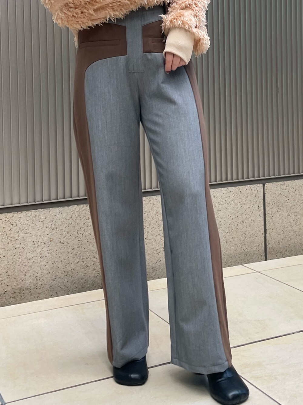 ベージュ系のニット/セーター、イエロー系のその他パンツを着用したレディースの冬コーディネートの10枚目の写真