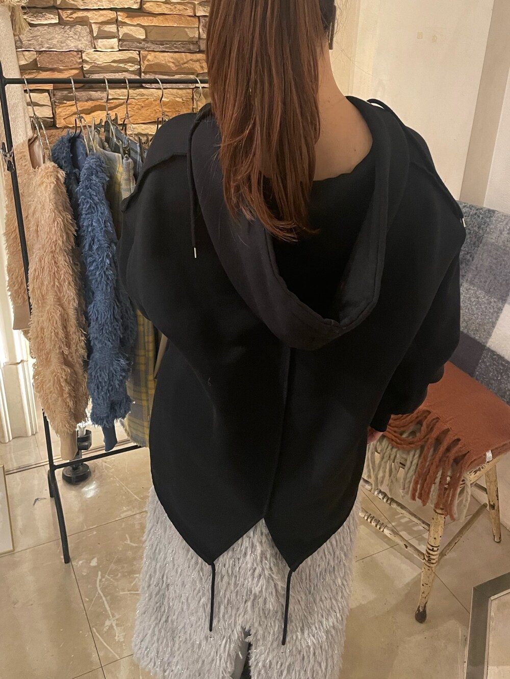 「ファッションを楽しもう、黒パーカー、Settimissimo、settimissimo表参道、シンプルコーデ、冬服、ビッグシルエット、オトナカジュアル、おしゃれさんと繋がりたい、冬ファッション、大人女子、キラキラスカート、もこもこ、あったかコーデ、大人可愛い」｜「Settimissimoのフリンジ ジャガード ナロースカート（スカート、グレー系）」を使った、Settimissimoさん（レディース・160cm）の冬コーディネートの6枚目の写真