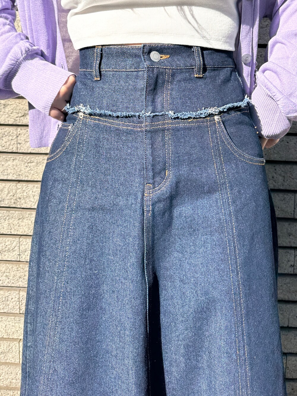 パープル系のカーディガン/ボレロ、ブルー系のスカートを着用したレディースの春コーディネートの4枚目の写真