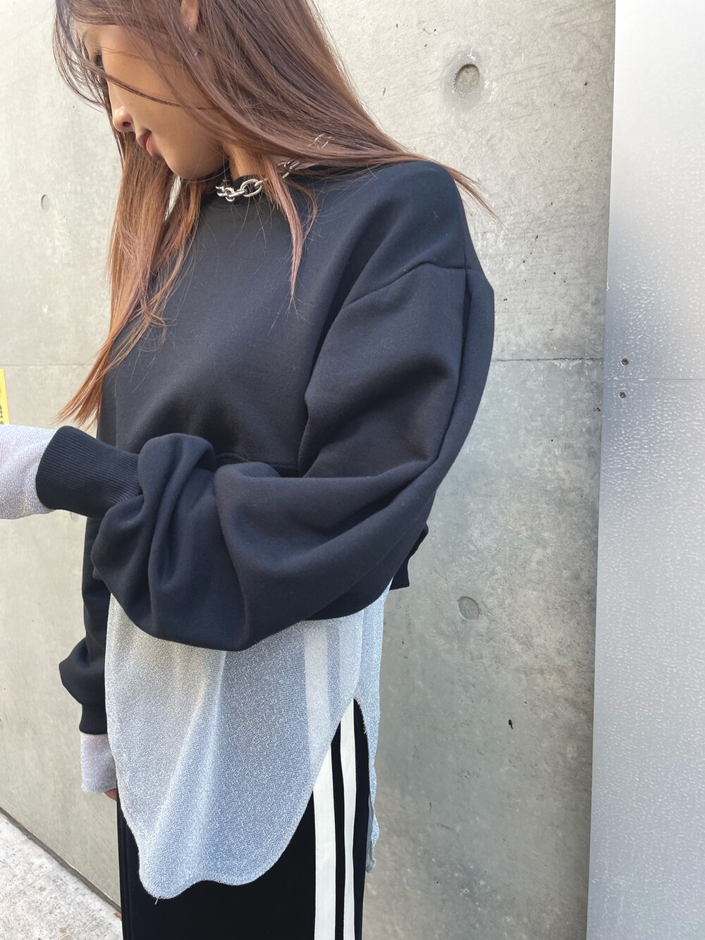 ブラック系のスウェット、ホワイト系のTシャツ/カットソー、ブラック系のスカートを着用したレディースの冬コーディネートの5枚目の写真