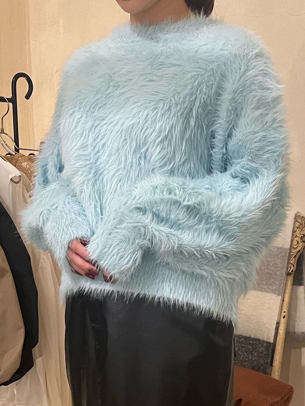 ブラック系のスカート、ブルー系のニット/セーターを着用したレディースの秋コーディネートの8枚目の写真