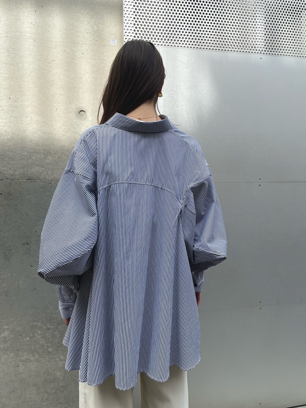ブルー系のシャツ/ブラウス、ブラック系のパンプスを着用したレディースの春コーディネートの4枚目の写真