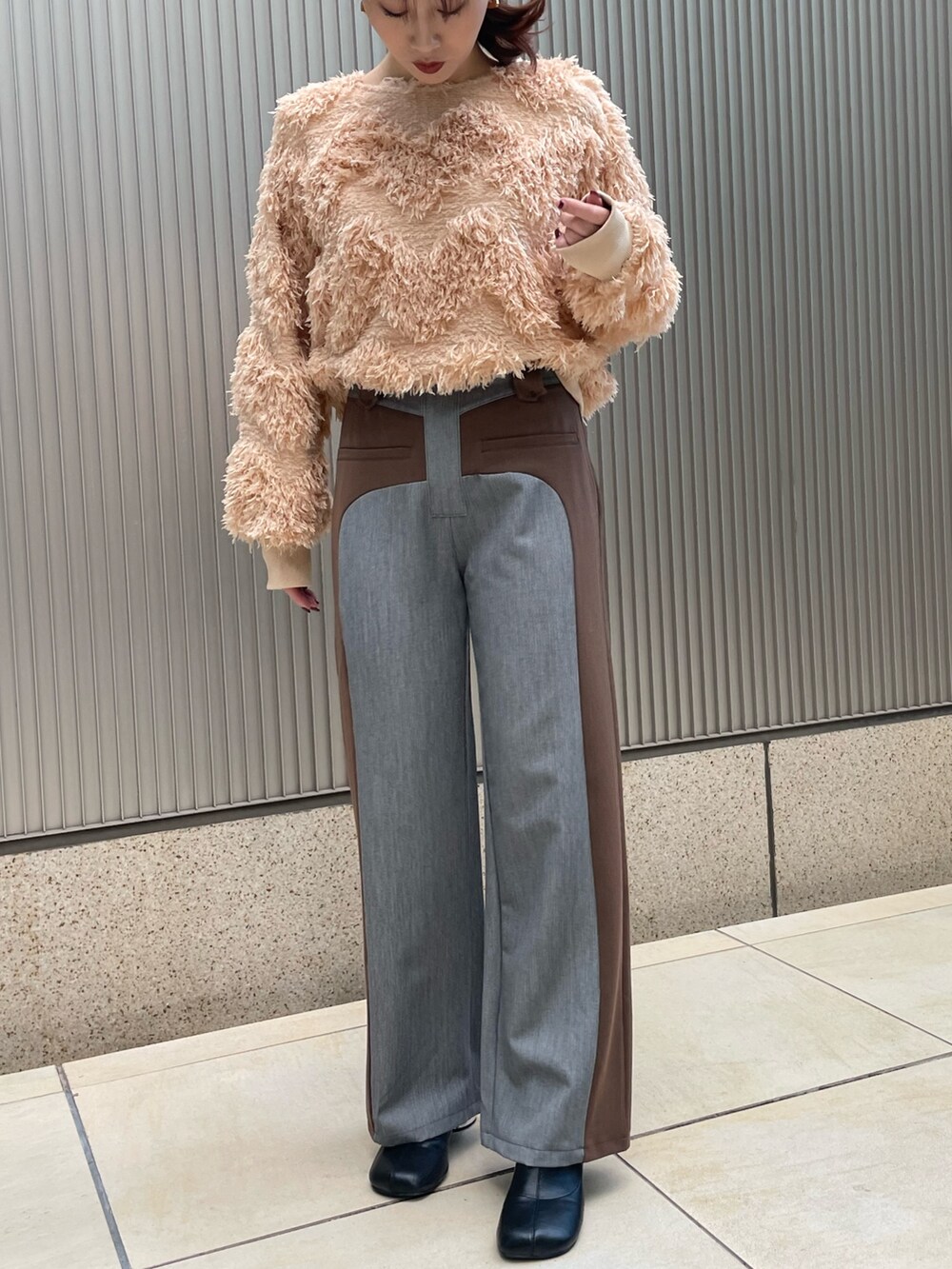 ベージュ系のニット/セーター、イエロー系のその他パンツを着用したレディースの冬コーディネートの3枚目の写真