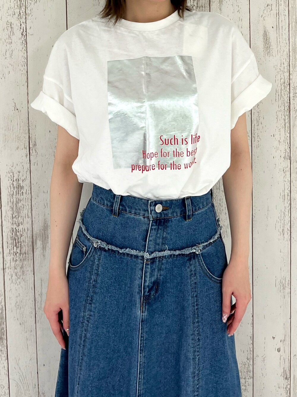 ブルー系のスカート、ベージュ系のスニーカーを着用したレディースの春コーディネートの2枚目の写真