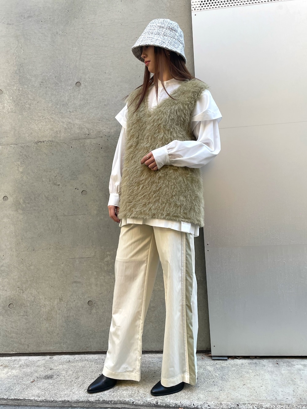 グリーン系のベスト、ホワイト系のシャツ/ブラウス、ホワイト系のその他パンツを着用したレディースの冬コーディネートの3枚目の写真