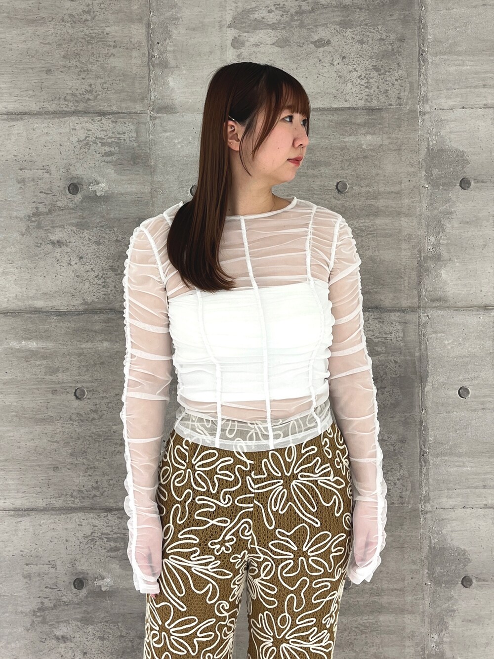 「春色、休日スタイル、シアートップス、プチプラ、大人カジュアル、春夏コーデ、春服コーデ、大人コーデ、大人女子、カラーコーデ、オトナカワイイ、キレイめカジュアル、イエロー、モード、モードスタイル」｜「Settimissimoのチュール シャーリング プルオーバー（Tシャツ/カットソー、ホワイト系）」を使った、Settimissimoさん（骨格ウェーブ・レディース・162cm）の春コーディネートの2枚目の写真