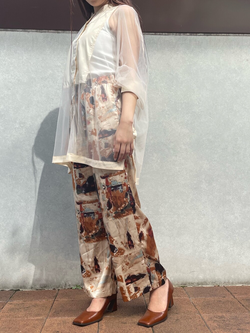 ホワイト系のシャツ/ブラウス、ベージュ系のその他パンツを着用したレディースの秋コーディネートの3枚目の写真