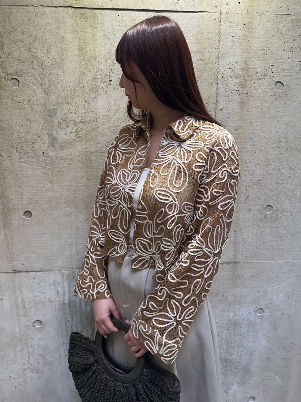 ブラウン系のシャツ/ブラウスを着用したレディースの春コーディネートの3枚目の写真