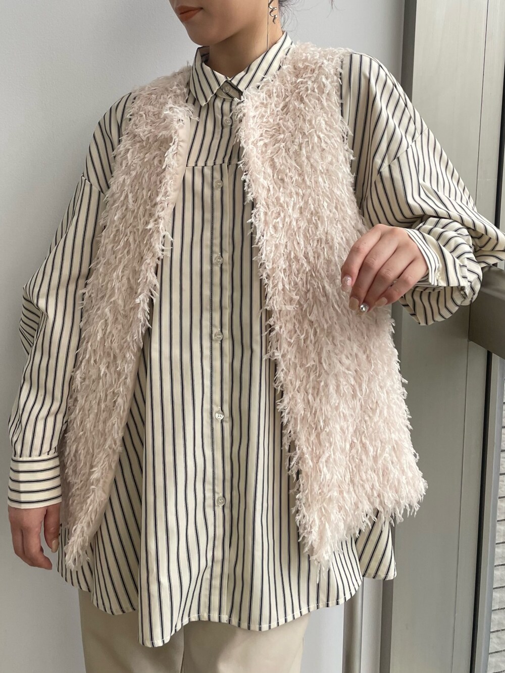 ベージュ系のベストを着用したレディースの冬コーディネートの9枚目の写真