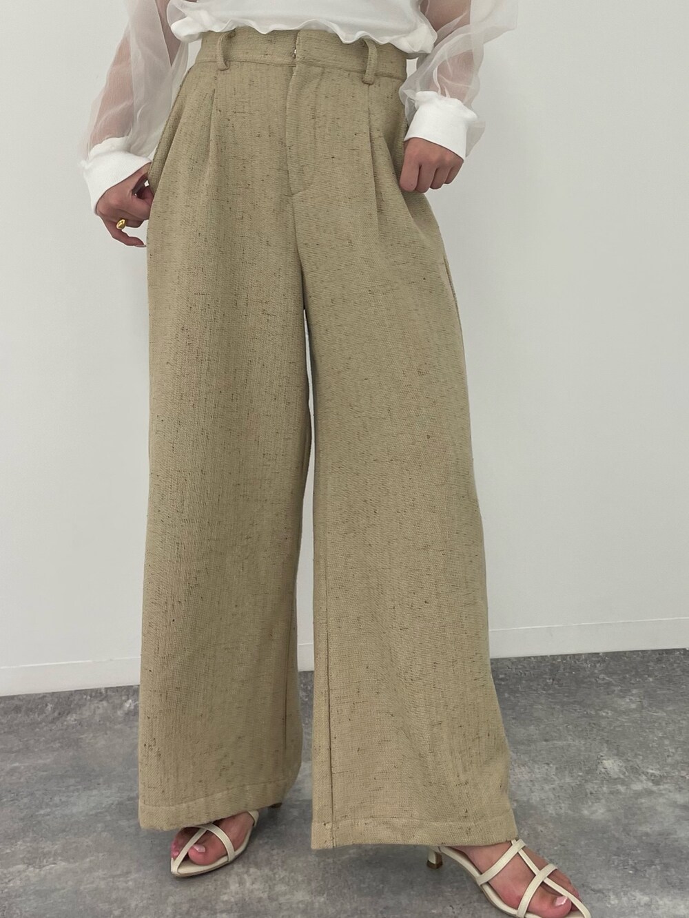 ベージュ系のその他パンツを着用したレディースの秋コーディネートの5枚目の写真