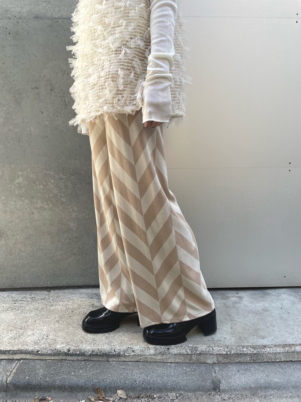 ホワイト系のTシャツ/カットソー、ホワイト系のベスト、ベージュ系のその他パンツを着用したレディースの春コーディネートの6枚目の写真