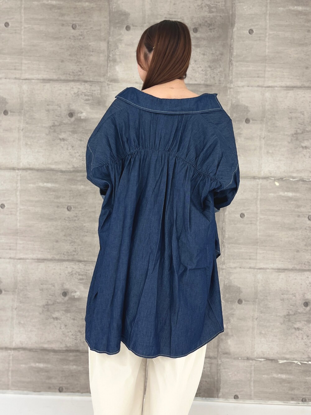 ブラック系のシャツ/ブラウス、ホワイト系のその他パンツ、レッド系のキャミソールを着用したレディースの春コーディネートの2枚目の写真