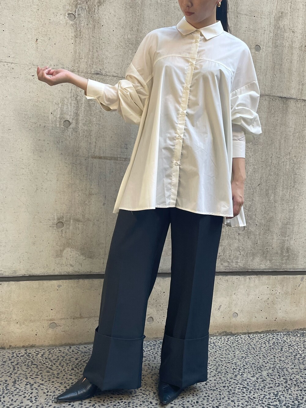 ブラック系のその他パンツを着用したレディースの冬コーディネートの2枚目の写真