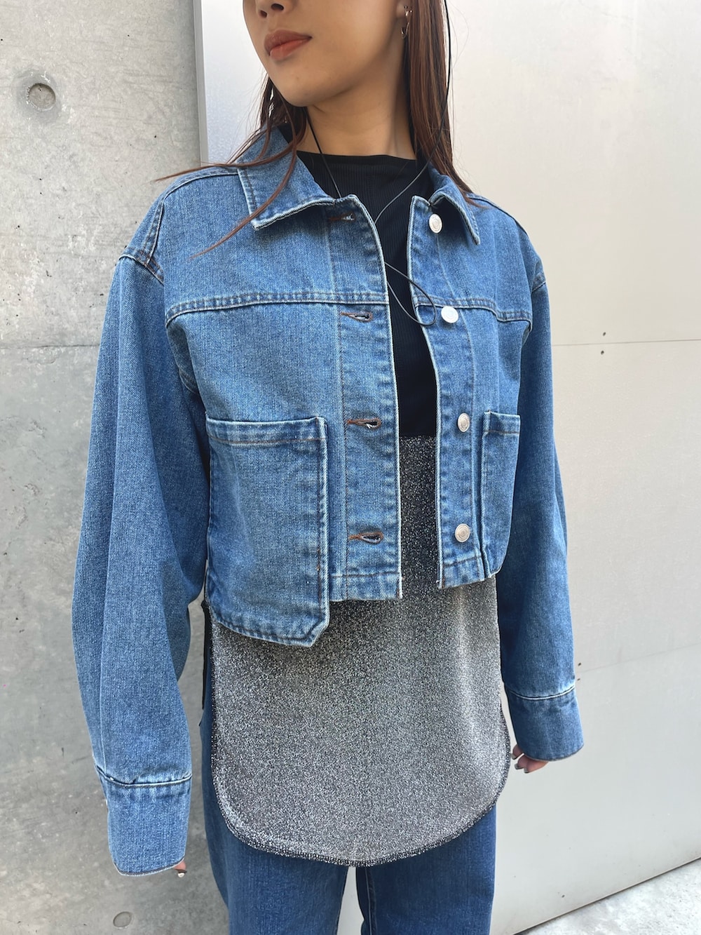 ブラック系のパンプス、ブルー系のデニムパンツ、ブラック系のTシャツ/カットソーを着用したレディースの春コーディネートの3枚目の写真