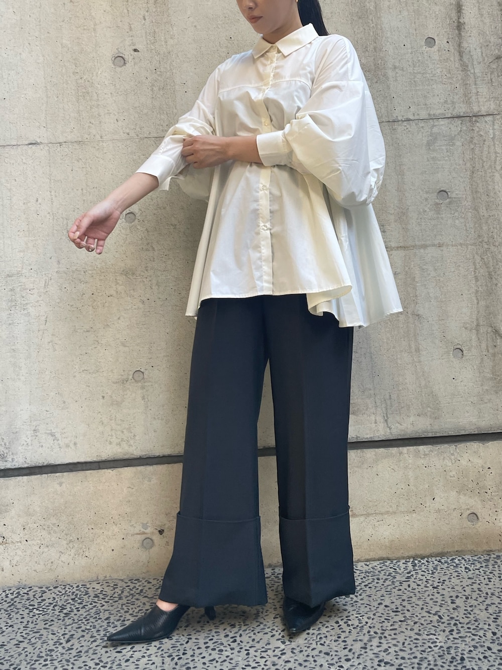 ブラック系のその他パンツを着用したレディースの冬コーディネートの5枚目の写真