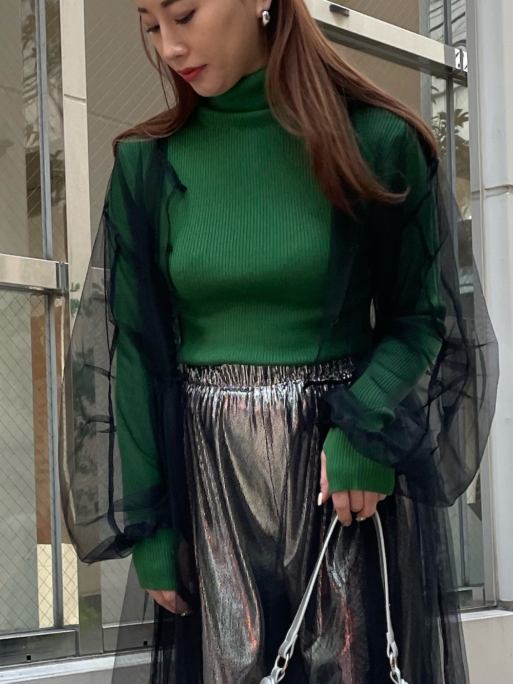 シルバー系のその他パンツ、シルバー系のショルダーバッグ、ブラック系のワンピースを着用したレディースの冬コーディネートの5枚目の写真