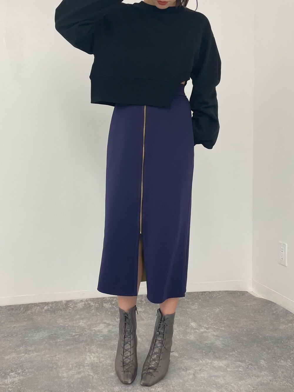 ブラック系のスウェットを着用したレディースの秋コーディネートの3枚目の写真