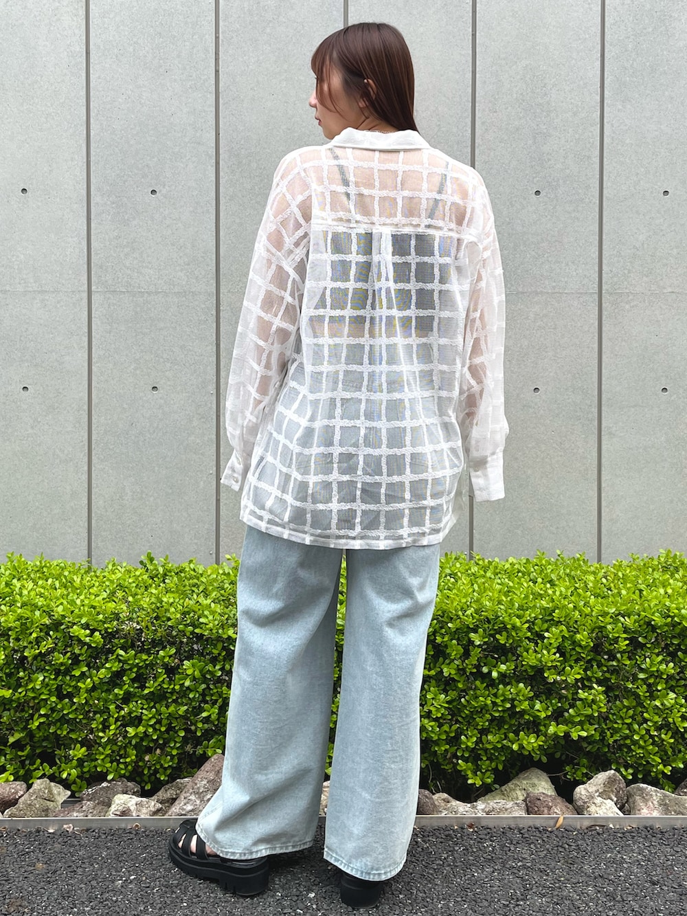 ホワイト系のシャツ/ブラウス、ブルー系のデニムパンツを着用したレディースの春コーディネートの2枚目の写真