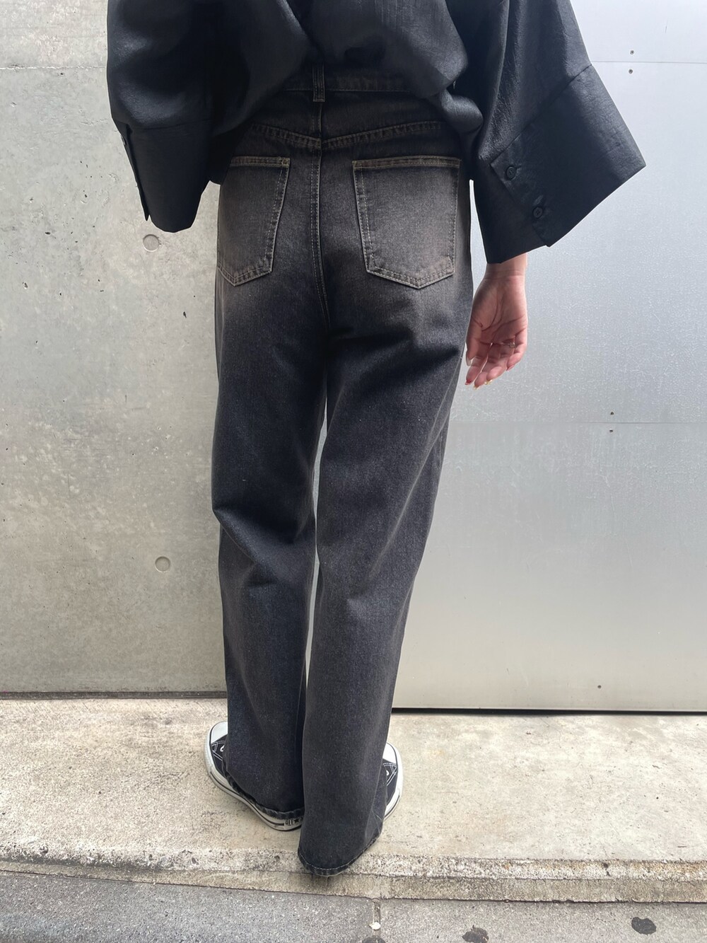 ブラック系のシャツ/ブラウス、ブラック系のデニムパンツ、ブラック系のスニーカーを着用したレディースの春コーディネートの5枚目の写真