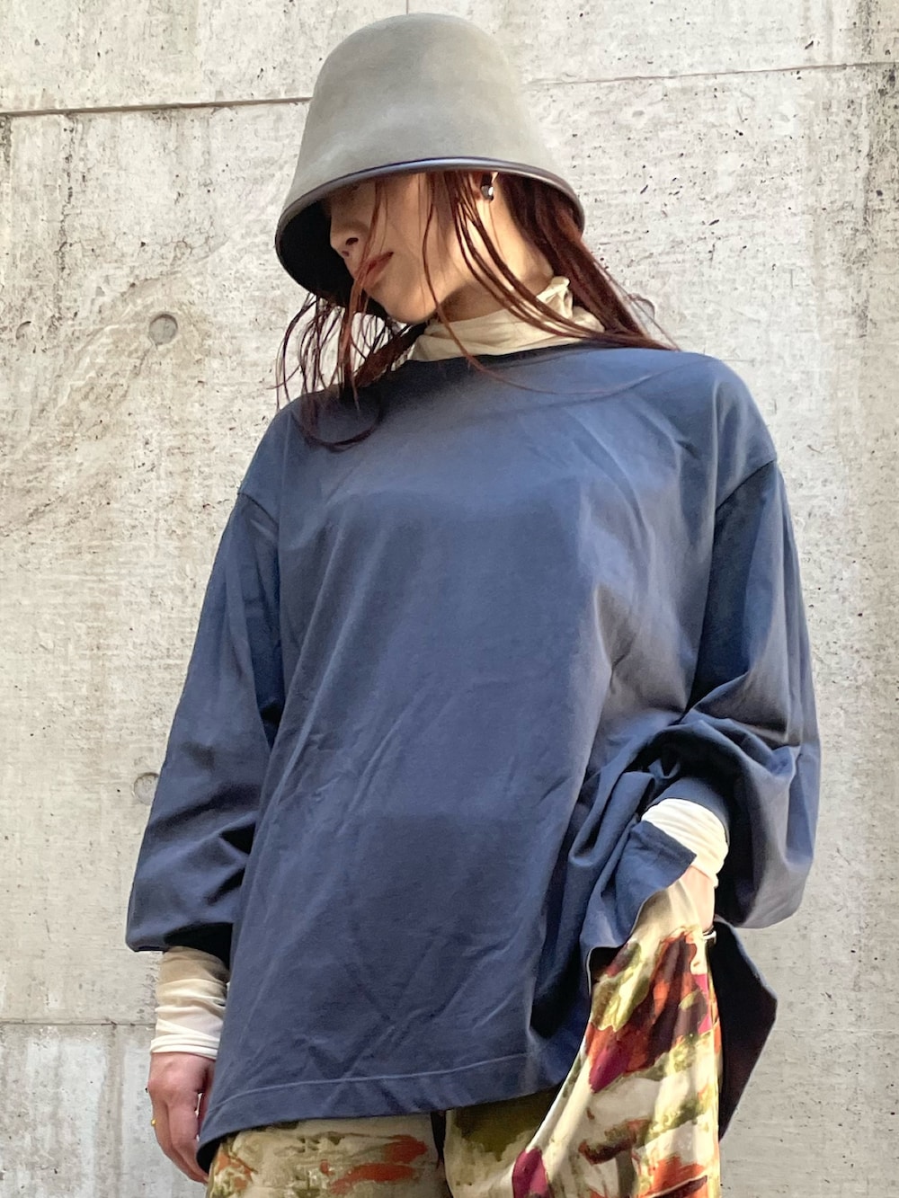 グリーン系のその他パンツ、ホワイト系のTシャツ/カットソー、ブラック系のTシャツ/カットソーを着用したレディースの冬コーディネートの8枚目の写真