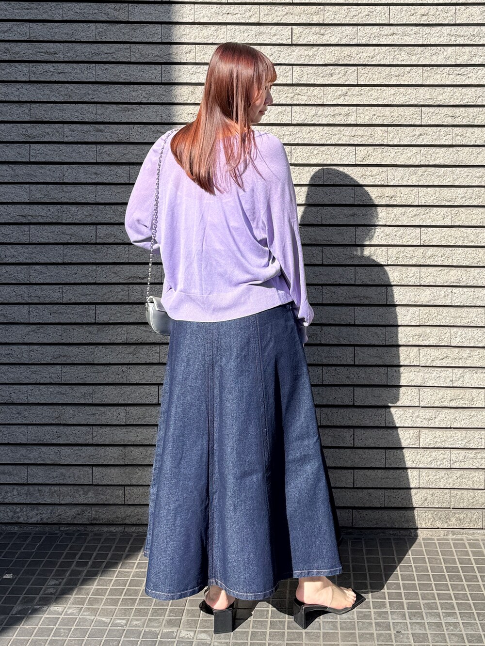 パープル系のカーディガン/ボレロ、ブルー系のスカートを着用したレディースの春コーディネートの2枚目の写真