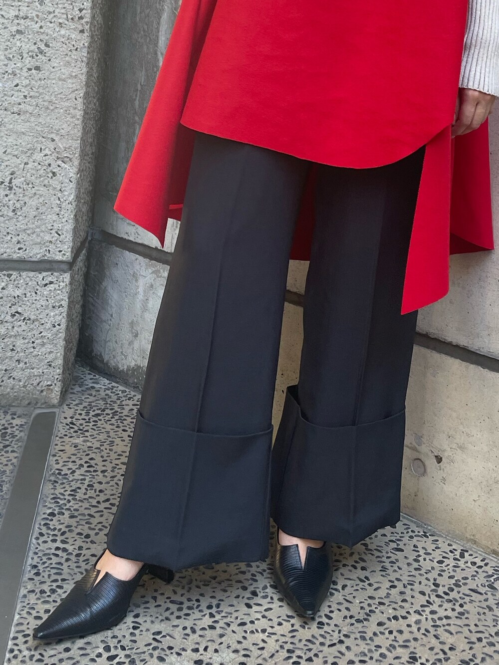 レッド系のベスト、ホワイト系のニット/セーター、ブラック系のその他パンツを着用したレディースの秋コーディネートの9枚目の写真