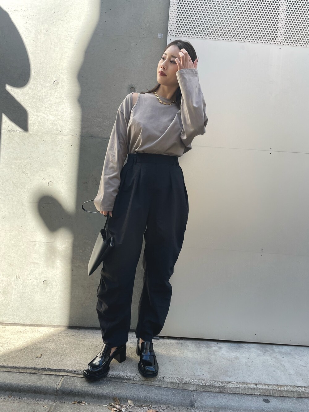 ベージュ系のTシャツ/カットソー、ブラック系のその他パンツを着用したレディースの春コーディネートの2枚目の写真