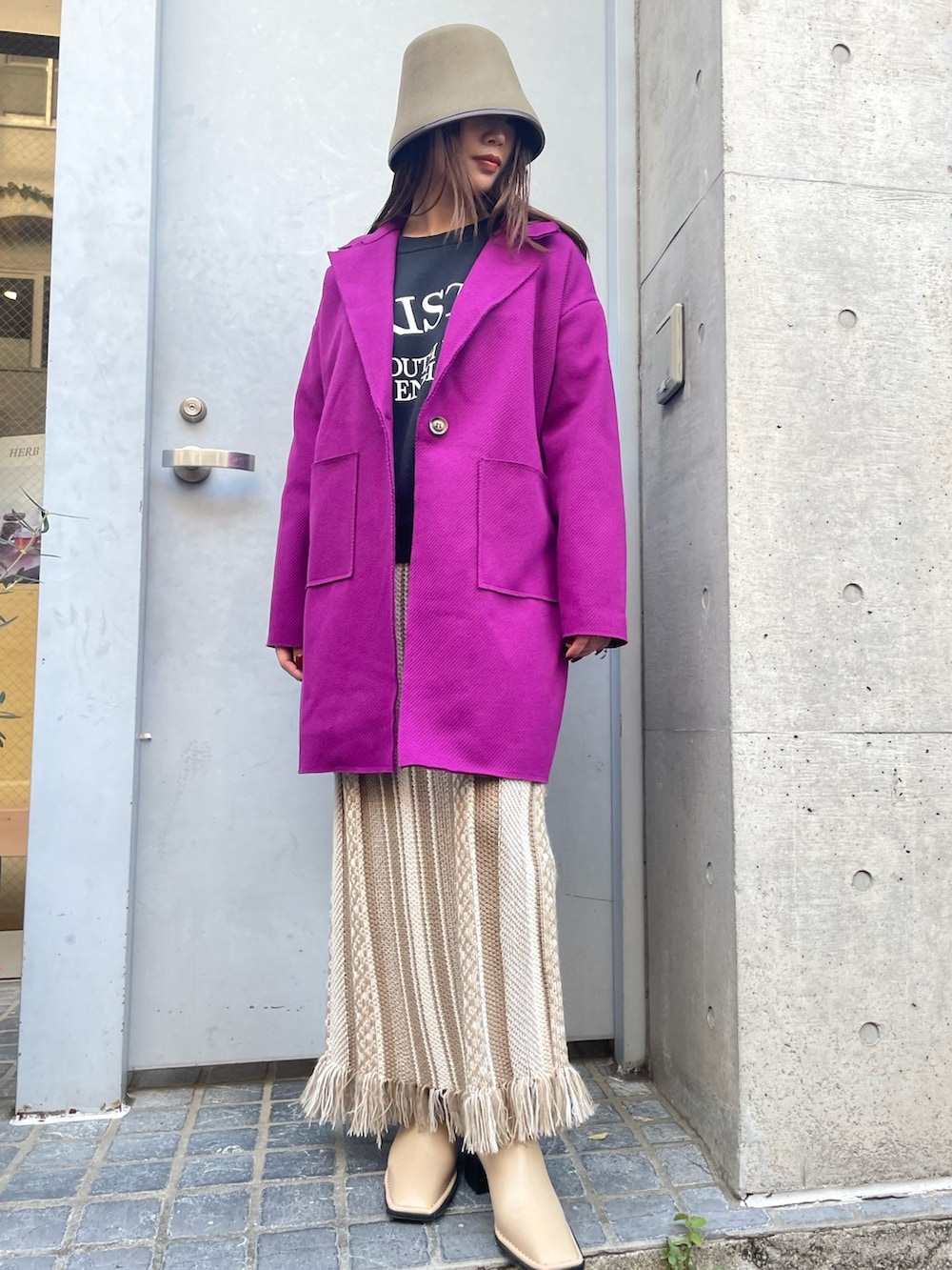 ホワイト系のニット/セーター、パープル系のその他アウター、ベージュ系のブーツを着用したレディースの冬コーディネートの7枚目の写真