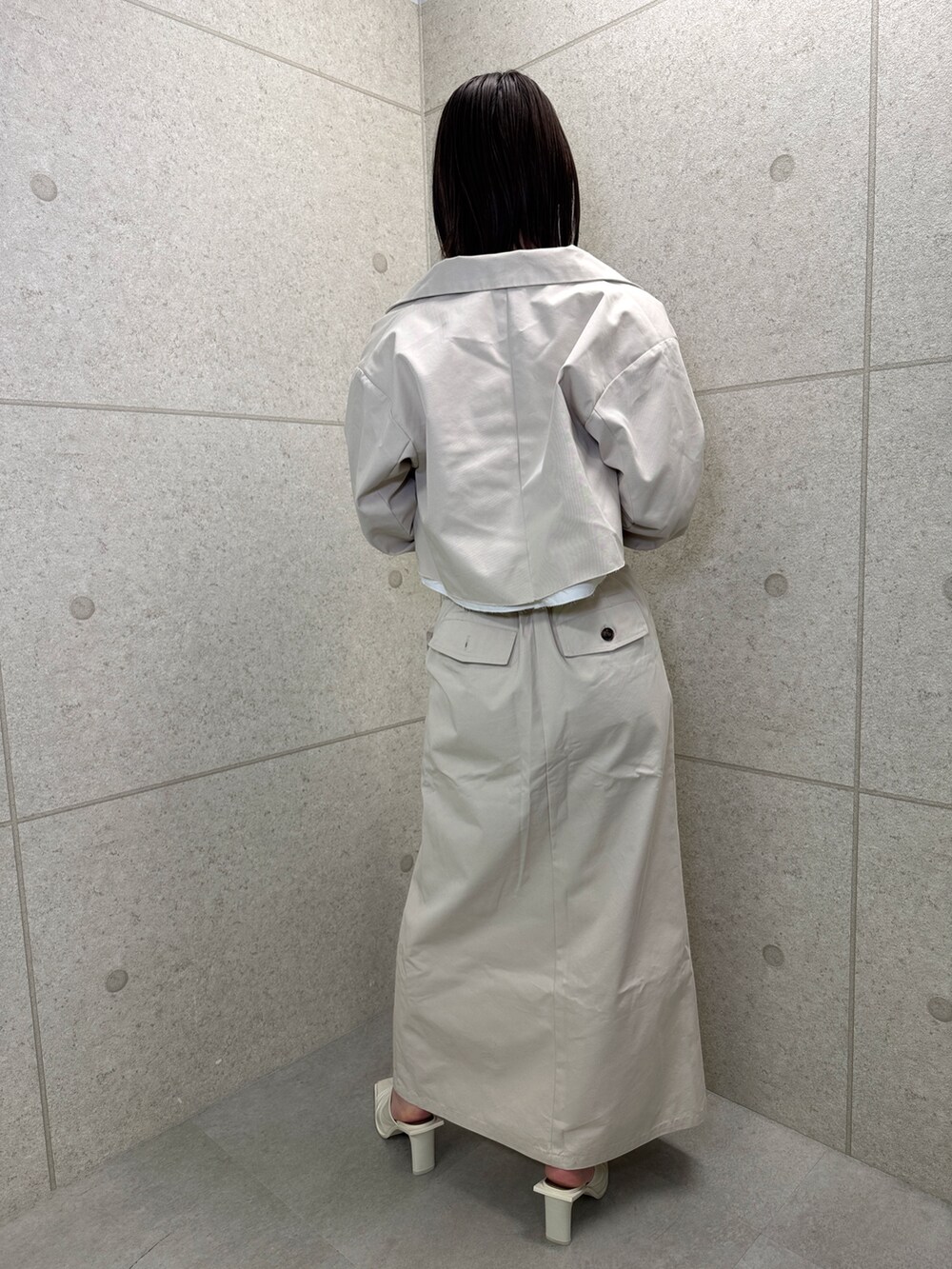 「ジャケット、テーラードジャケット、スカーフ、春色、春めき満開コーデ、春コーデ、お出かけコーデ、キレイめカジュアル、おでかけコーデ、大人かわいい、初春コーデ、甘めカジュアル、スカートスタイル、最近のいい感じコーデ、カラーコーデ」｜「Settimissimoの布帛 レイヤード ツイル ショート ジャケット（テーラードジャケット、ホワイト系）」を使った、Settimissimoさん（骨格ウェーブ・レディース・162cm）の春コーディネートの2枚目の写真
