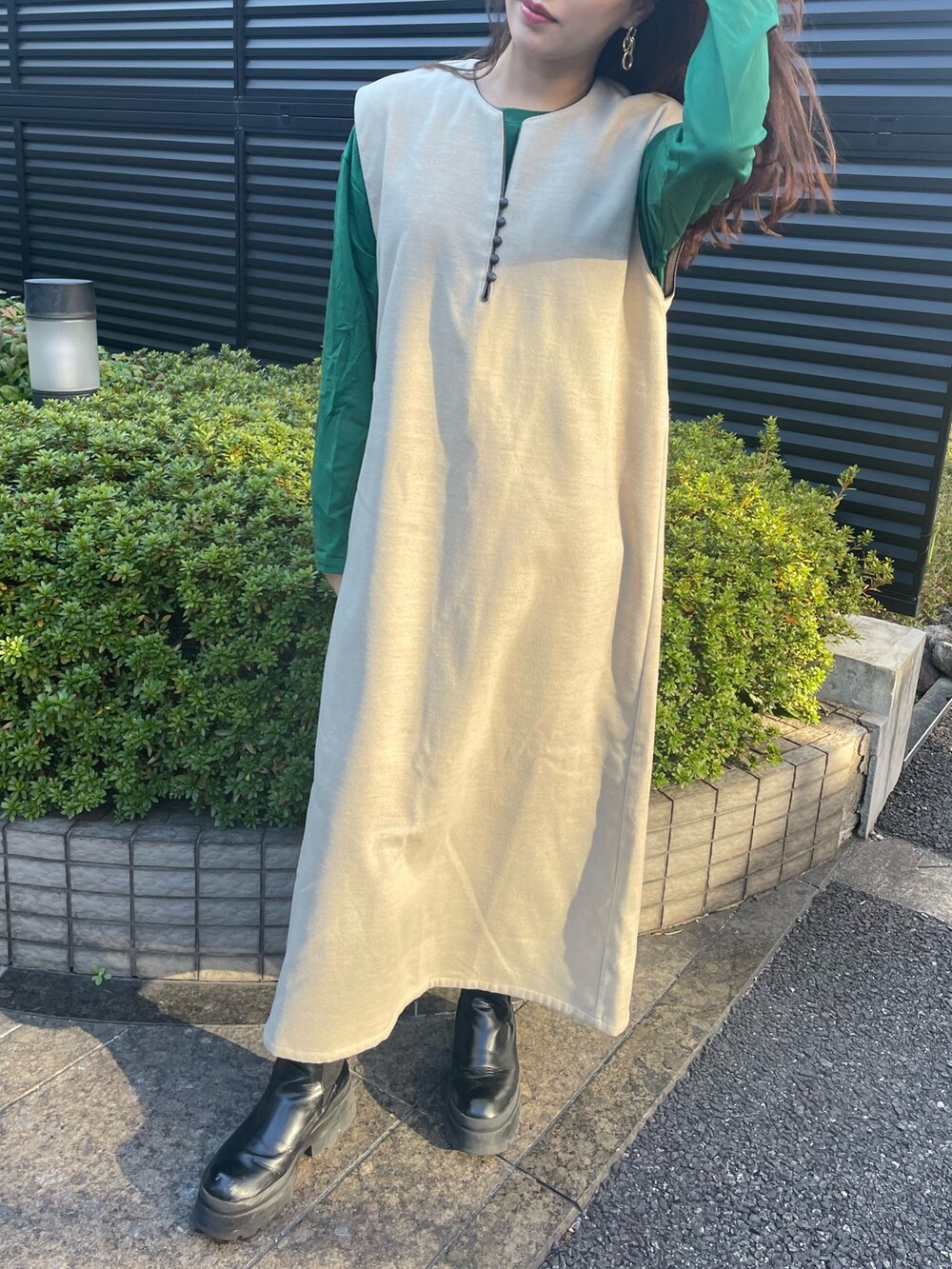 グリーン系のTシャツ/カットソー、ベージュ系のワンピースを着用したレディースの冬コーディネートの6枚目の写真