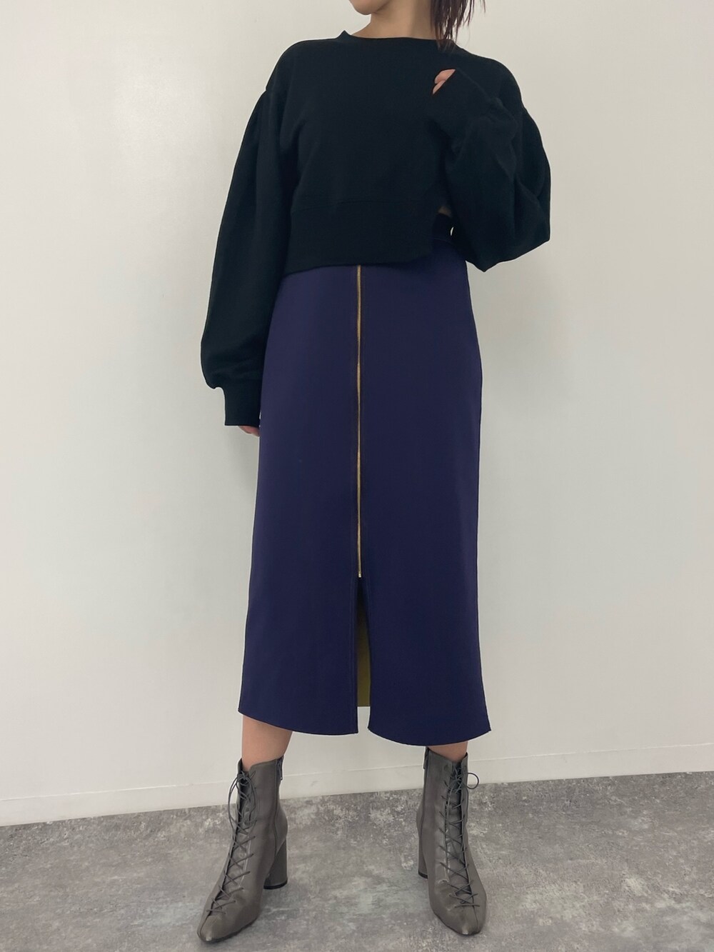 ブラック系のスウェットを着用したレディースの秋コーディネートの5枚目の写真