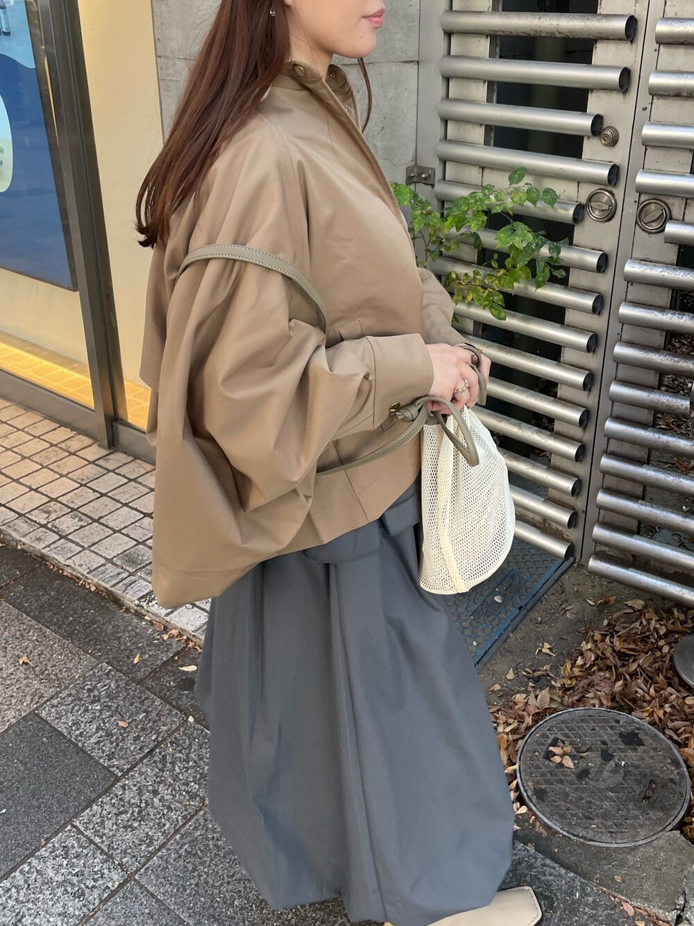 「ファッションを楽しもう、あったかコーデ、オトナ女子、Settimissimo、settimissimo表参道、きれいめカジュアル、おでかけコーデ、ベージュ、ベージュコーデ、秋コーデ、あみあみバッグ、デート/ロマンティック、お買い物、日常、出勤コーデ」｜「Settimissimoのフリルケープ付き カットワンピース オケージョン（ワンピース、グレー系）」を使った、Settimissimoさん（レディース・160cm）の秋コーディネートの3枚目の写真