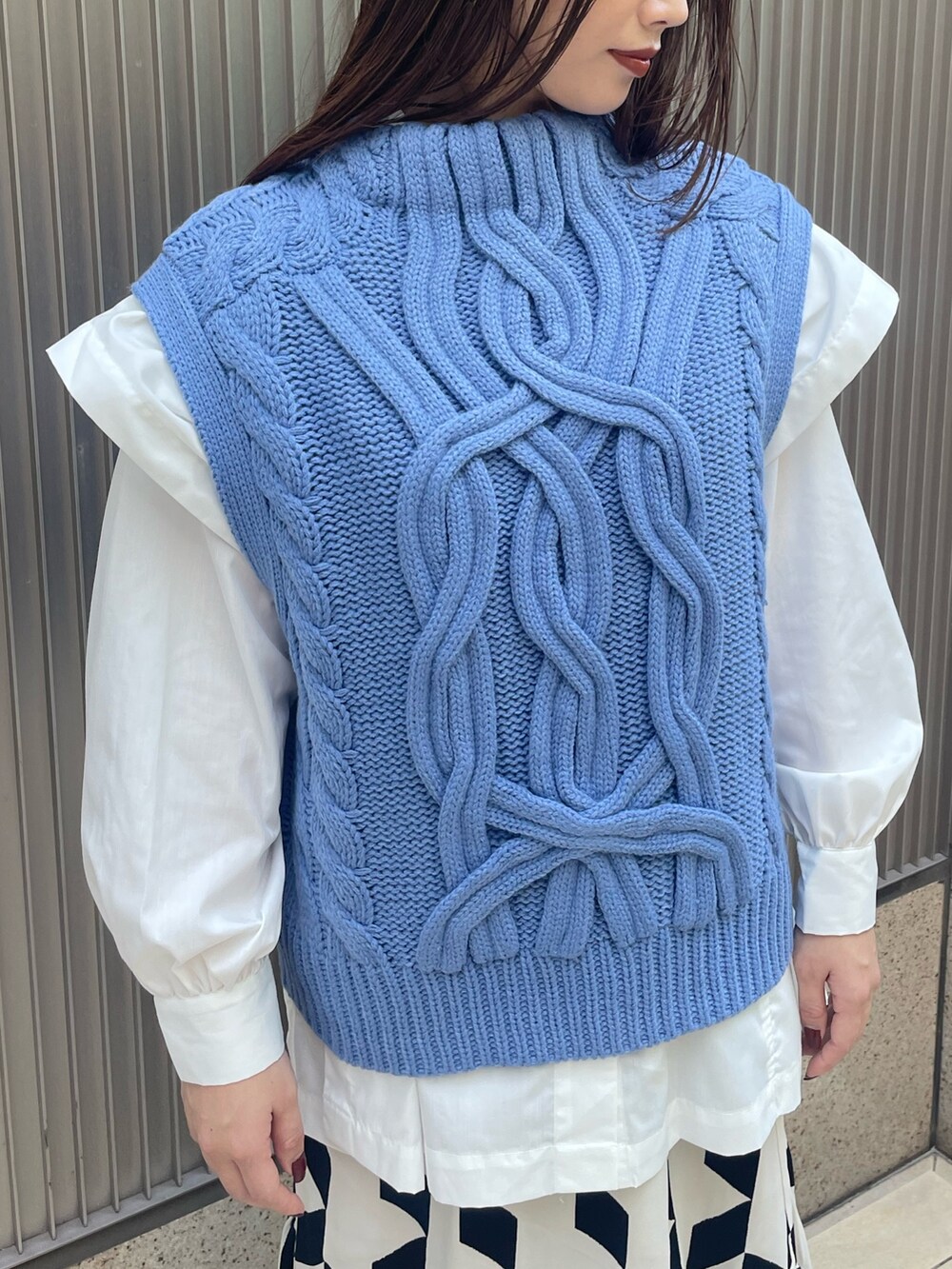 ブラック系のスカート、ブルー系のベスト、ホワイト系のシャツ/ブラウスを着用したレディースの冬コーディネートの8枚目の写真